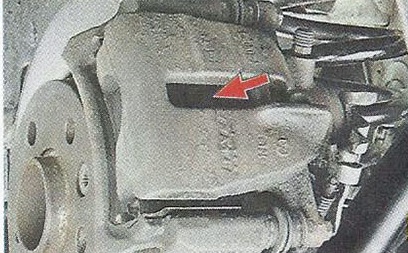 Отверстие в корпусе тормозной скобы Nissan Primera