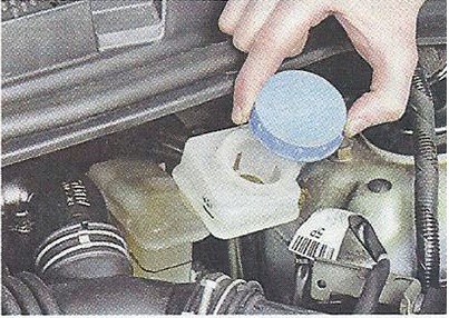 Отверните пробку бачка главного тормозного цилиндра Nissan Primera