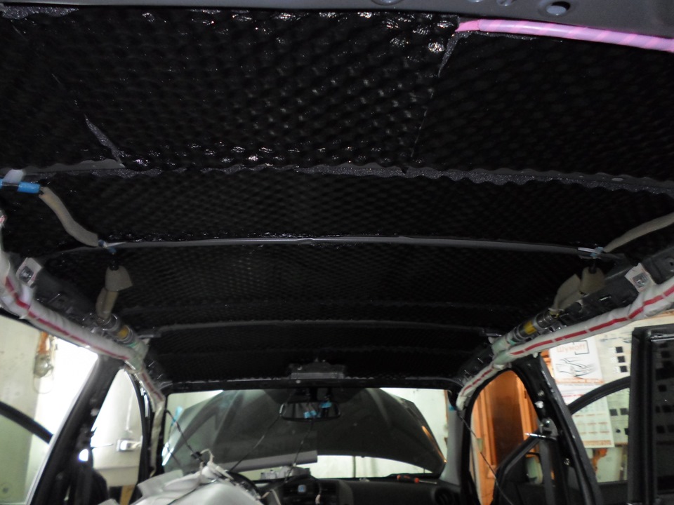 Шумопоглотитель герметон на потолке Toyota RAV4