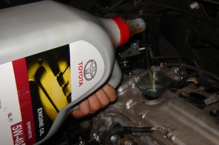 Заливание моторного масла в двигатель Toyota RAV4