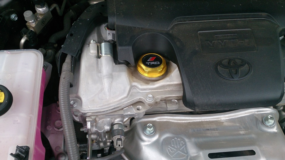 Маслозаливная горловина двигателя Toyota RAV4