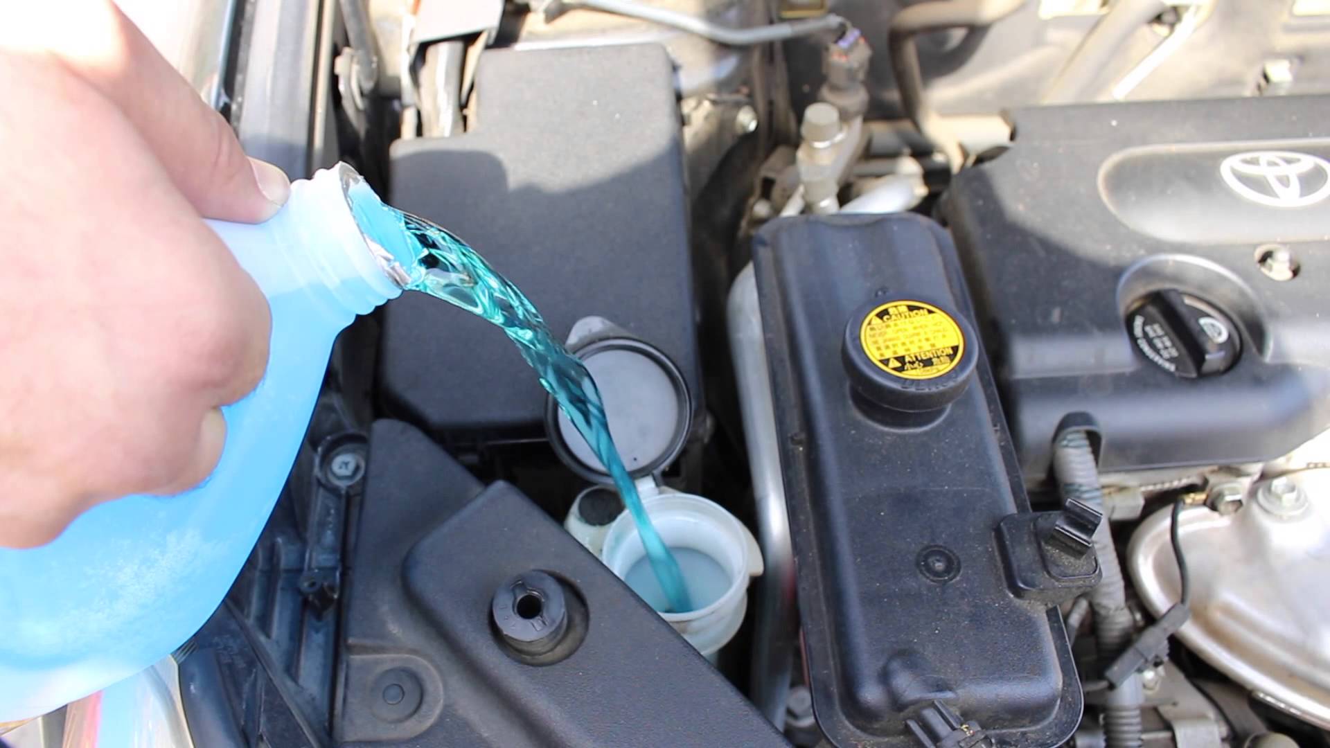 Заправка жидкостью для омывателя ветрового стекла Toyota RAV4