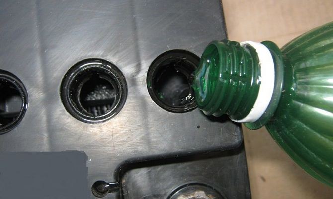 Доливка дистиллированной воды в аккумулятор Toyota RAV4