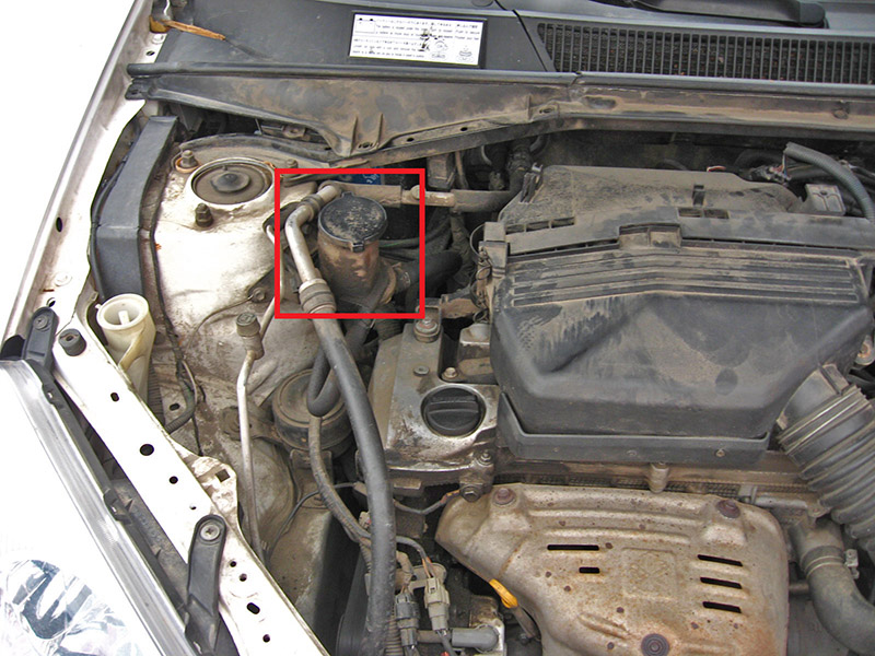 Расположение бачка гидроусилителя рулевого управления в подкапотном пространстве Toyota RAV4 CA20W