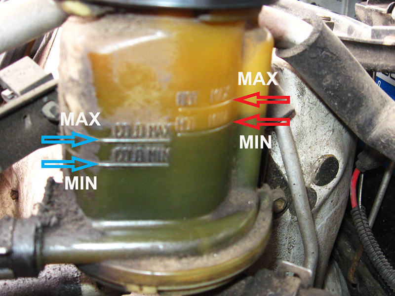 Метки максимального и минимального уровня рабочей жидкости на бачке ГУР Toyota RAV4 CA20W