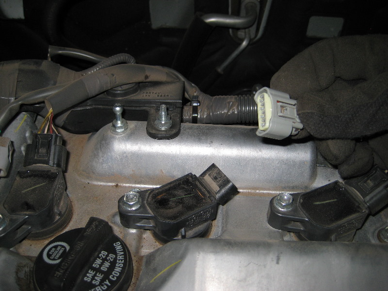 Отключенный разъем свечи зажигания двигателя Toyota RAV4