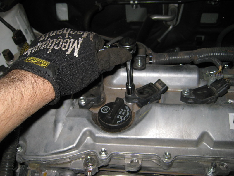 Откручивание болта крепления катушки свечи двигателя Toyota RAV4
