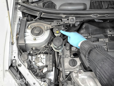 Размещение бачка гидропривода сцепления и тормозов Toyota RAV4