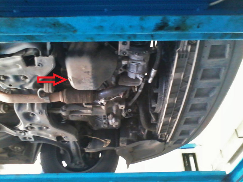 Расположение сливной пробки масляного картера двигателя Skoda Rapid