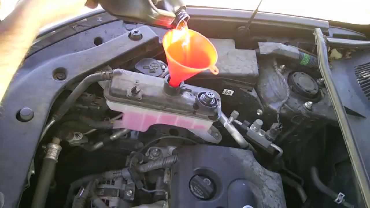 Доливка охлаждающей жидкости в расширительный бачок Toyota RAV4