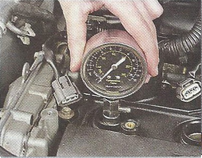 Вставляем и удерживаем рукой компрессометр Nissan Primera