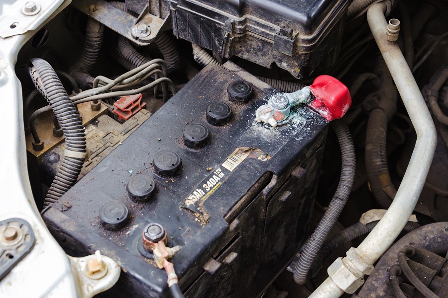 Клеммы аккумулятора покрыты коррозией в Toyota RAV4