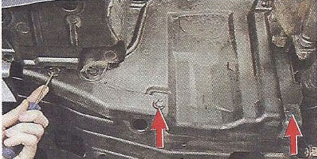Извлекаем фиксаторы трех пластмассовых пистонов крепления нижней части левого брызговика к боковой части Nissan Primera