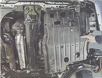 Cнимаем нижнюю часть левого брызговика двигателя Nissan Primera