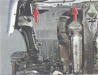 Выворачиваем болты крепления нижней части правого брызговика Nissan Primera