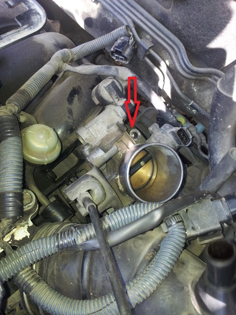 Место замены прокладки корпуса дроссельной заслонки двигателя Toyota RAV4