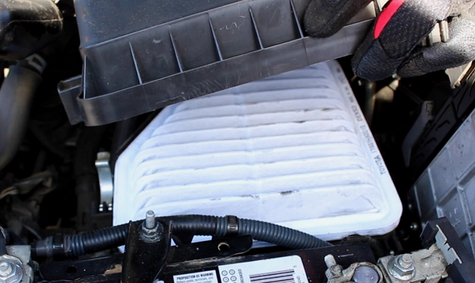 Воздушный фильтр двигателя Toyota RAV4