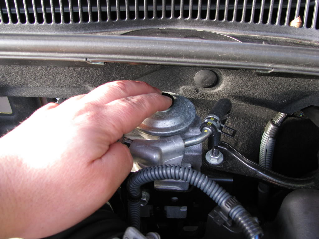 Месторасположение топливного фильтра двигателя Toyota RAV4