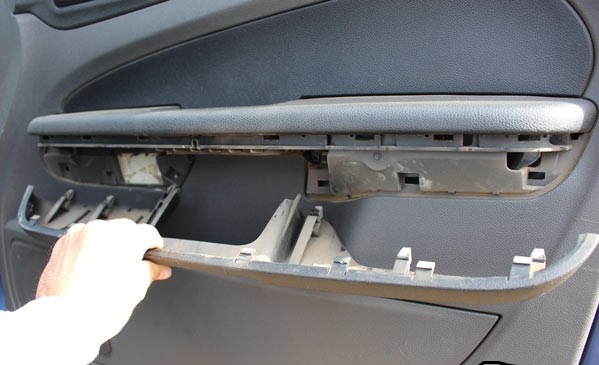 Снятие нижней половины подлокотника двери Ford Focus 2