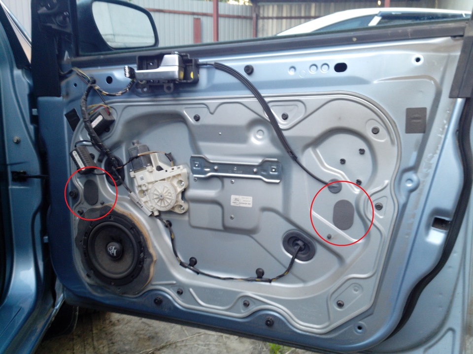 Расположение резиновых заглушкек на двери Ford Focus 2 