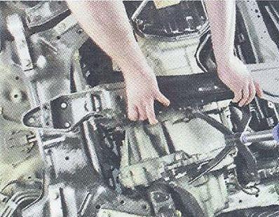 Отсоединяем опоры двигателя от кронштейнов Nissan Primera