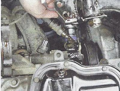 Отсоединяем шланг высокого давления от насоса гидроусилителя рулевого управления Nissan Primera