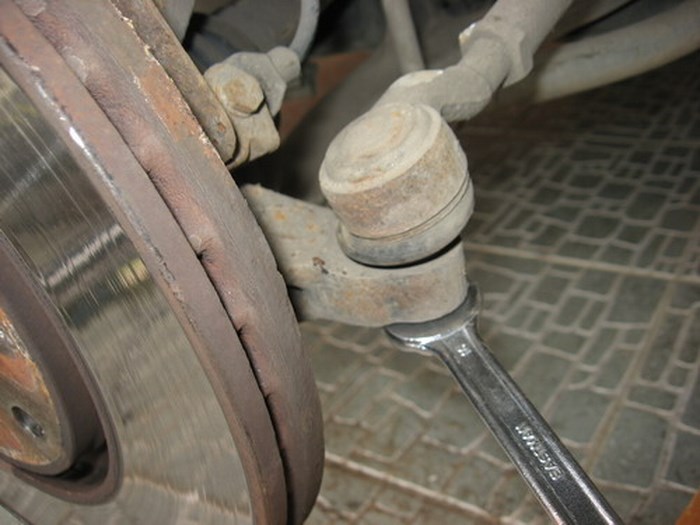 Снятие наконечника рулевой тяги в Toyota RAV4