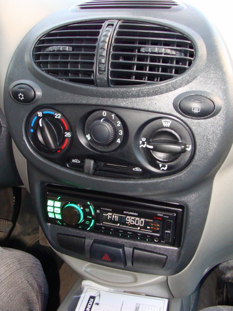 Установленная магнитола на автомобиль ВАЗ (Lada) Kalina 1118