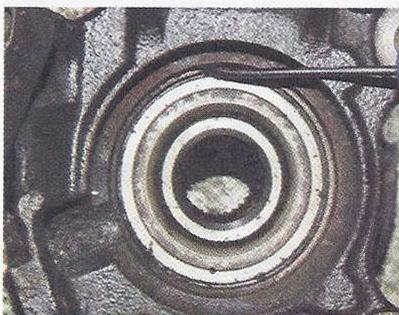 Снимаем стопорное кольцо подшипника ступицы Nissan Primera