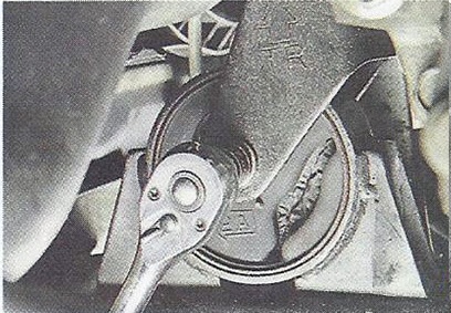 Выворачиваем болты крепления передней опоры к кронштейнам двигателя Nissan Primera