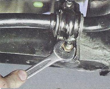 Выворачиваем болты крепления скоб штанги стабилизатора к кронштейнам задней подвески Nissan Primera