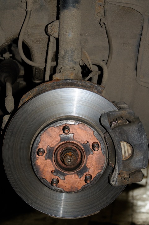 Ступица переднего правого колеса в Toyota RAV4