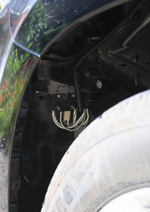 Разобранный подкрылок спереди в Toyota RAV4