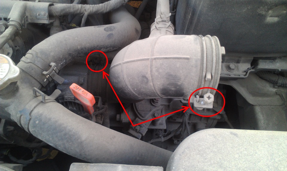 Крепления хомута подвода воздуха к дроссельной заслонке на автомобиле Hyundai Solaris 2010-2016