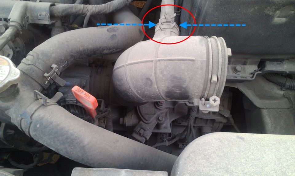 Отстегнуть шланг из шланга подвода воздуха к дроссельному узлу на автомобиле Hyundai Solaris 2010-2016