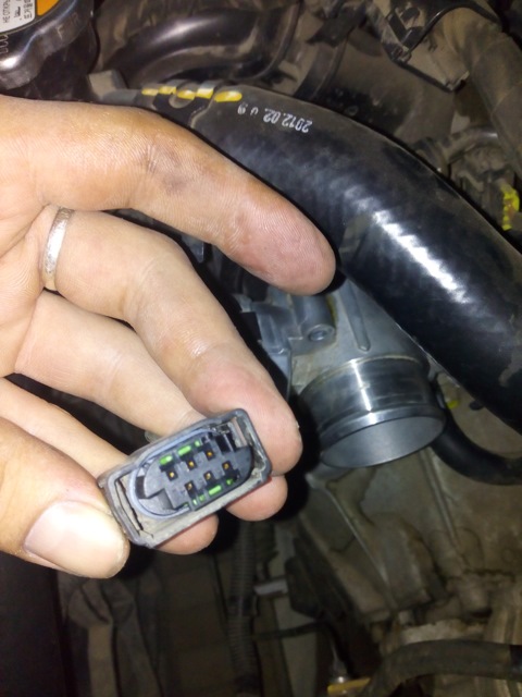 Отсоединить колодку проводов управления двигателя от дроссельной заслонки на автомобиле Hyundai Solaris 2010-2016
