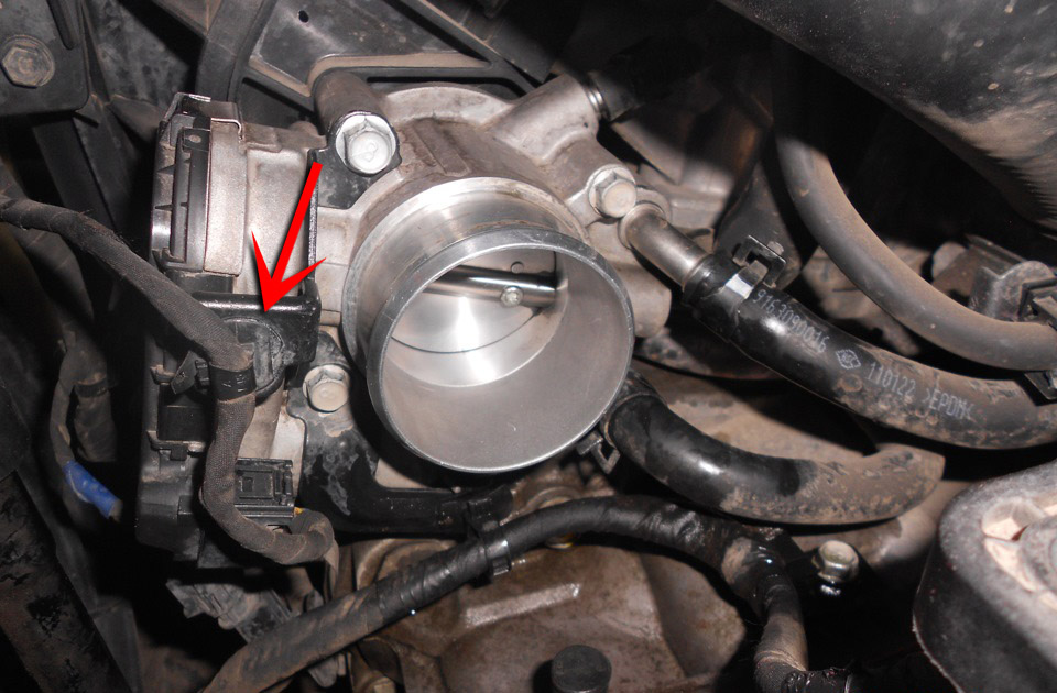 Извлечь фиксатор провода колодки управления двигателем из скобы дроссельного узла на автомобиле Hyundai Solaris 2010-2016