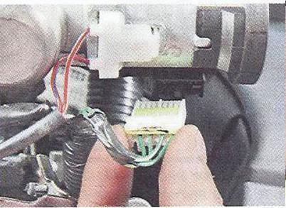 Отсоединяем колодку жгута проводов от антенного блока иммобилизатора Nissan Primera