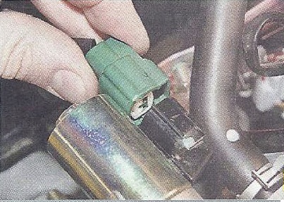 Отсоединяем колодки жгута проводов от выводов электромагнитного клапана системы изменения фаз газораспределения Nissan Primera