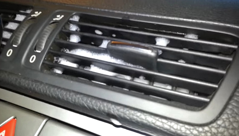 Очистительная пена в центральном дефлекторе вентиляции салона Volkswagen Passat B6 2005-2010