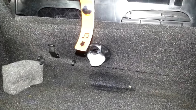 Чистящая пена в отверстии вентиляции перчаточного ящика Volkswagen Passat B6 2005-2010