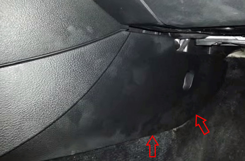 Место для поддевания левой пластиковой панели в ногах пассажира Volkswagen Passat B6 2005-2010