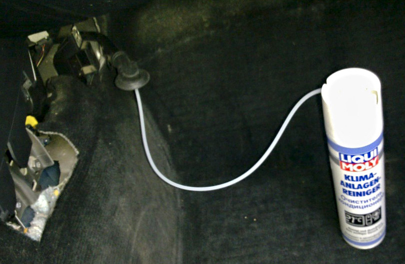 Шланг спрея-очистителя в трубке слива конденсата кондиционера Volkswagen Passat B6 2005-2010