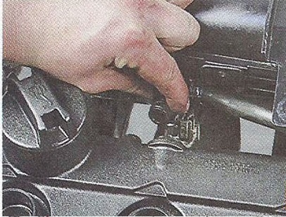 Отсоединяем от крышки головки блока цилиндров шланги системы вентиляции картера двигателя Nissan Primera