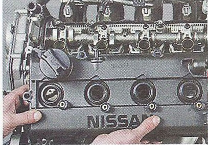 Снимаем крышку головки блока цилиндров Nissan Primera