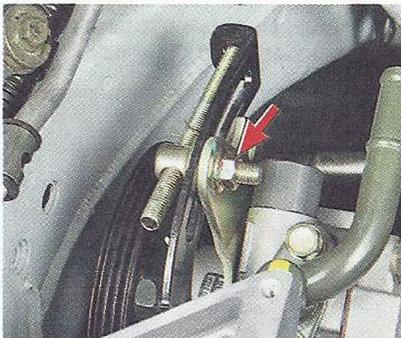 Гайка крепления ползуна натяжного устройства к планке насоса гидроусилителя Nissan Primera