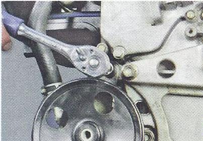Выворачиваем два болта крепления кронштейнов насоса гидроусилителя рулевого управления Nissan Primera