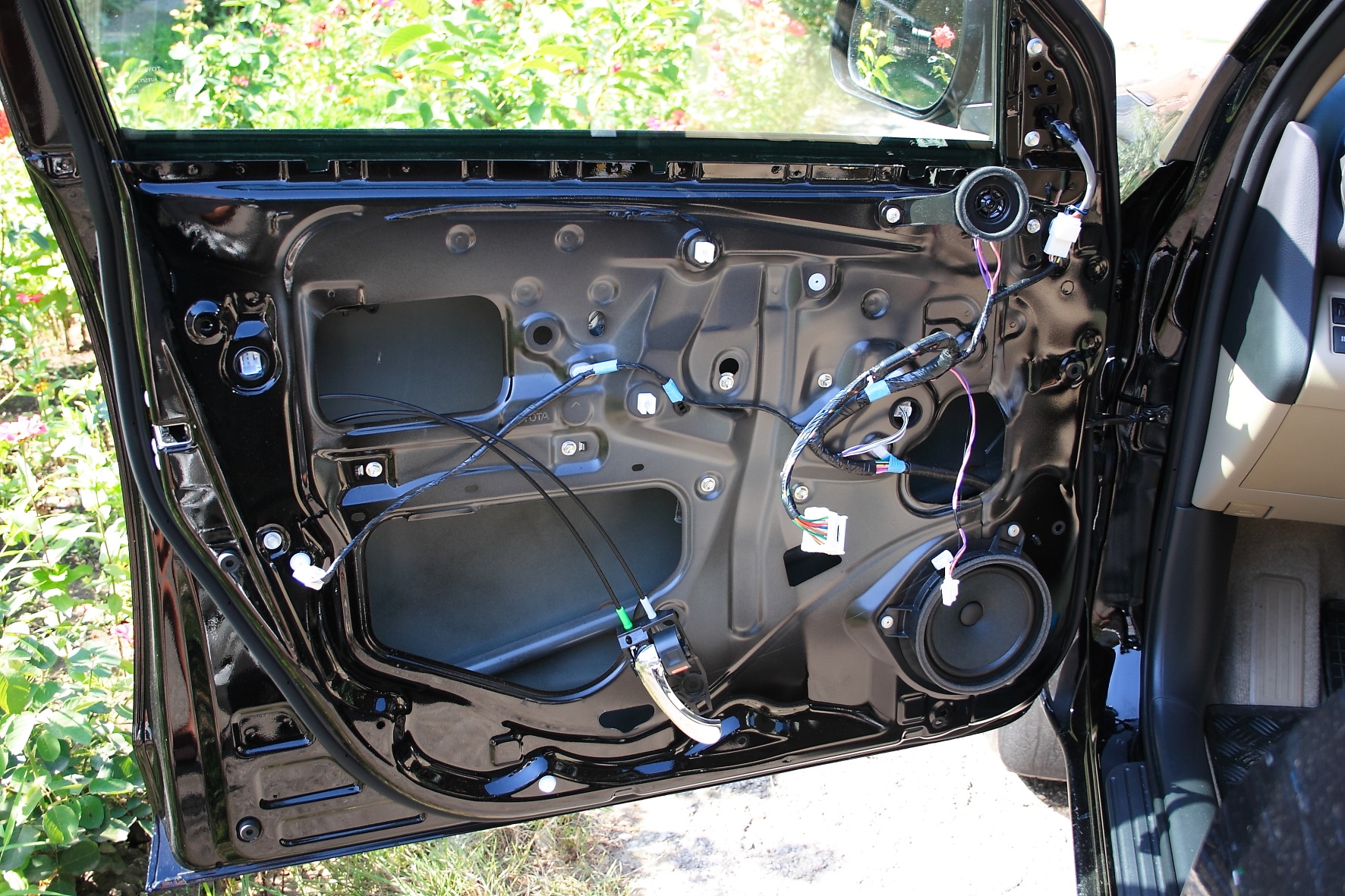 Разобранные передние двери Toyota RAV4