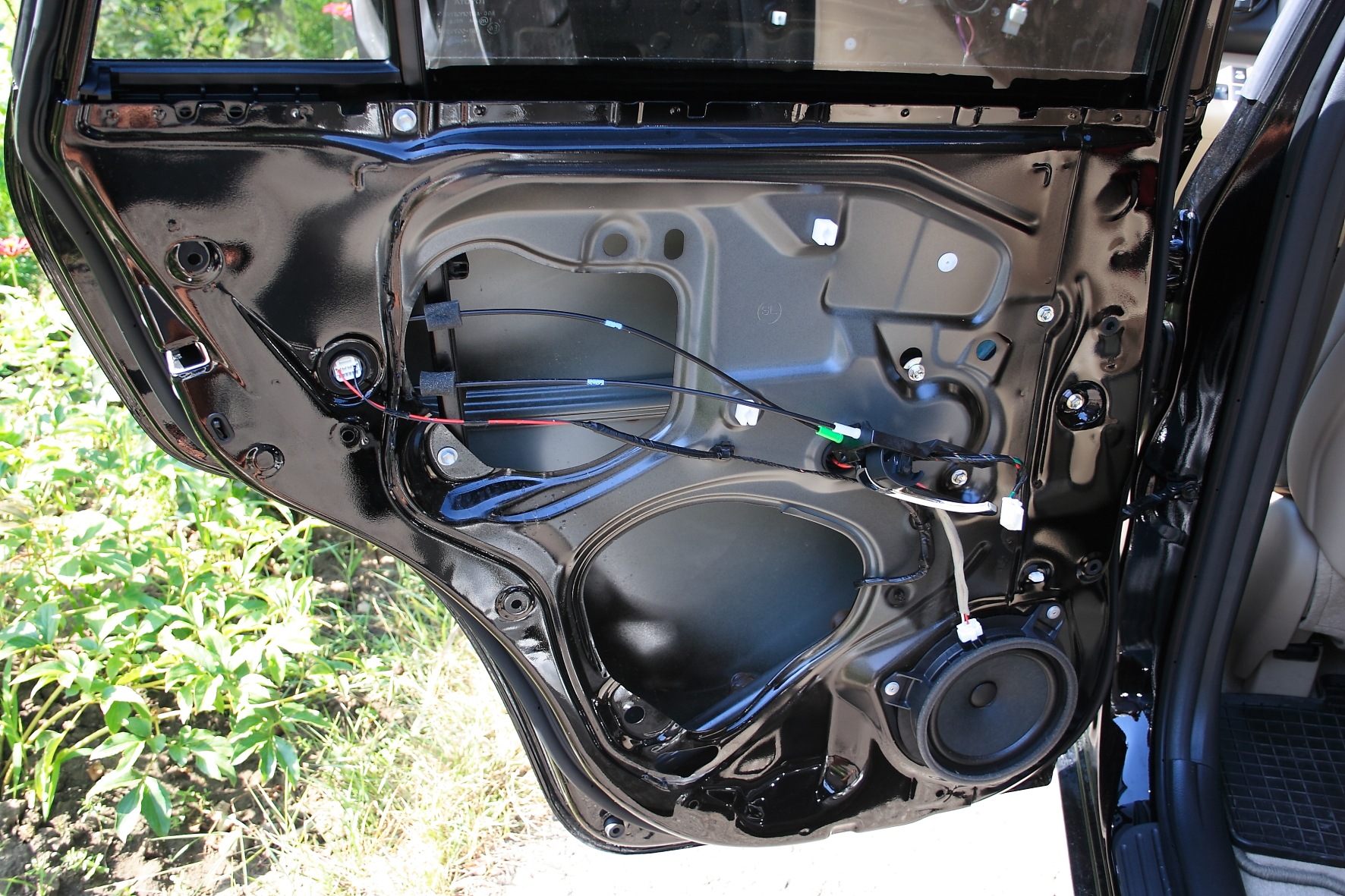 Разобранные задние двери Toyota RAV4