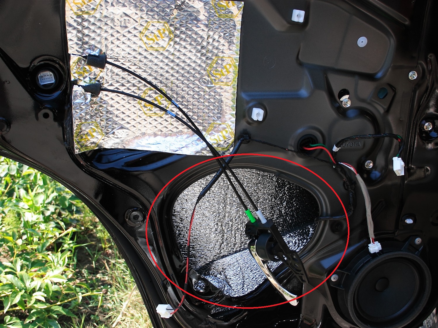 Поклейка шумоизоляционного материала в отверстиях двери Toyota RAV4